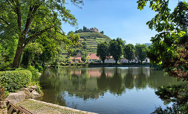 Stadtsee mit Schlossberg im Hintergrund
